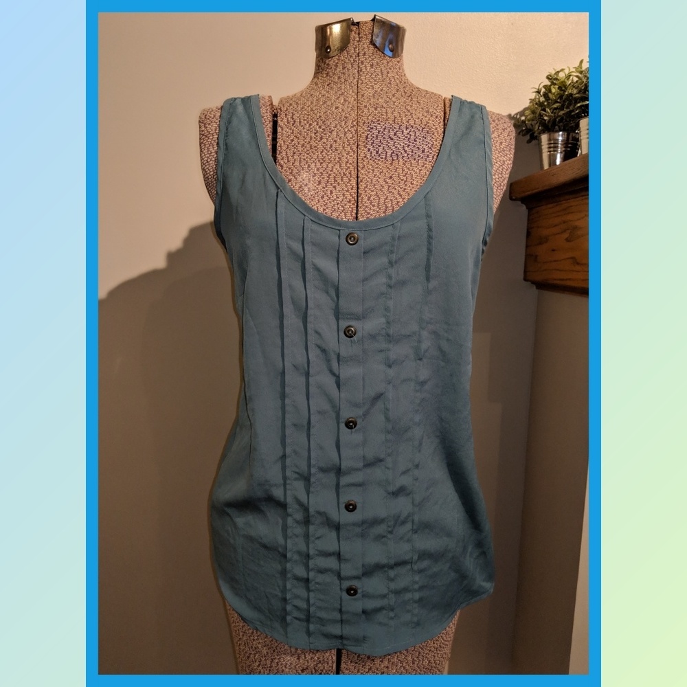 Lush Top with cute back - Picture 2 of 5